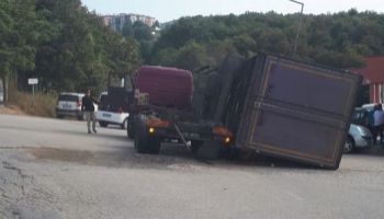 Kamyonun kasası devrildi, faciadan dönüldü. Ancak vinç kamyonu kaldırabildi.