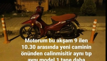 Cami önündeki iki motosikleti çaldılar