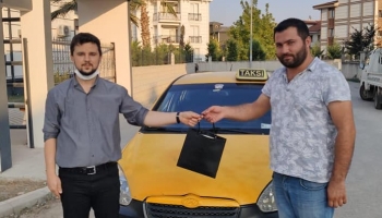 Müşterisinin unuttuğu altınları teslim etti