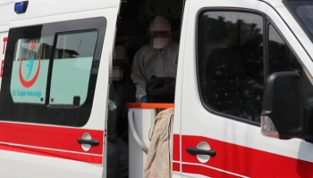 Karantinadan kaçıp, kız arkadaşıyla tatile geldi