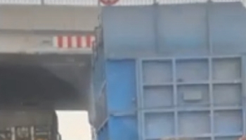 TIR'ın nakliyesini yaptığı yük köprüye sıkıştı
