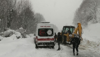 Ambulans kara saplandı doğum hastası mahsur kaldı. Vatandaşlar kurtardı.