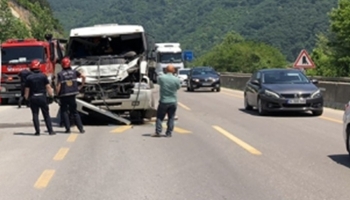 Geyve yolunda kaza; Sürücü sıkıştı