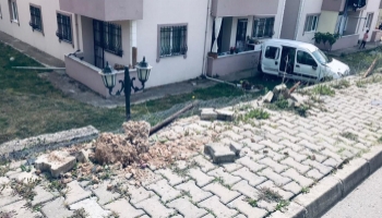 Araç site bahçesine uçtu; 3'ü çocuk 5 kişi yaralı