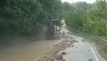 Toprak kaydı yol kapandı