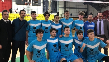 Sakarya liseler arası düzenlenen voleybol müsabakalarında Kale Okulları rüzgarı esti..