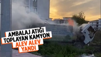 Geri dönüşüm malzemesi taşıyan kamyon yandı. Ambalaj atığı taşıyordu.