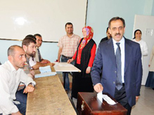 Akyazı'da Oy verme İşlemleri Sürüyor